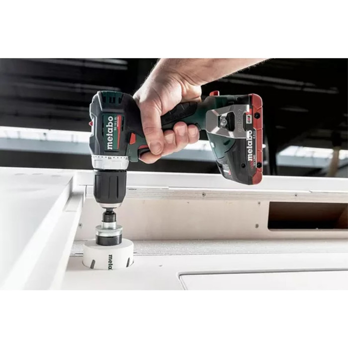Аккумуляторный шуруповерт Metabo BS 18L BL, 2x2Ah Li-Power; SC 30; metaBOX 145 (613155500)