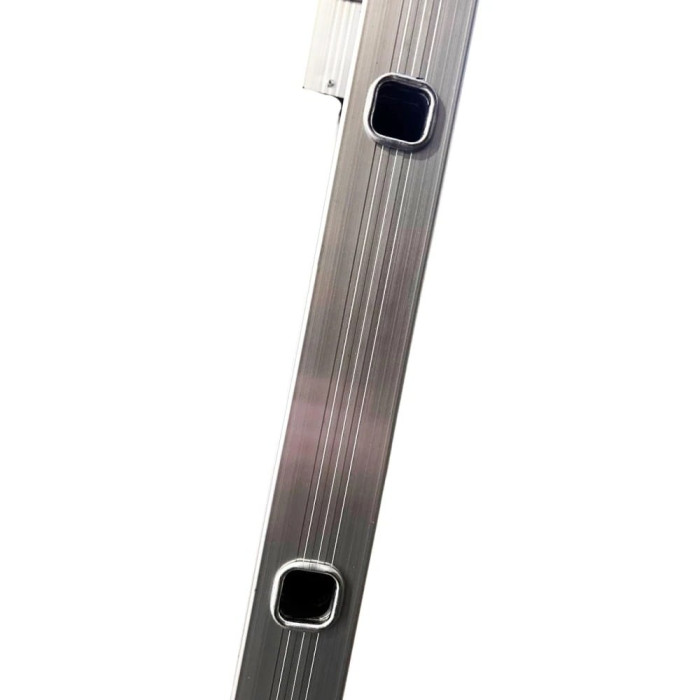 Лестница алюминиевая трёхсекционная GTM KME308 3x8 ступенек 2.18-4.88м (39945)