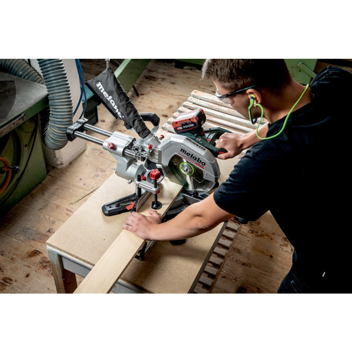 Аккумуляторная торцовочная пила Metabo KGS 18 LTX BL 254 (1x 4,0Ah, ASC 55) (614254920)